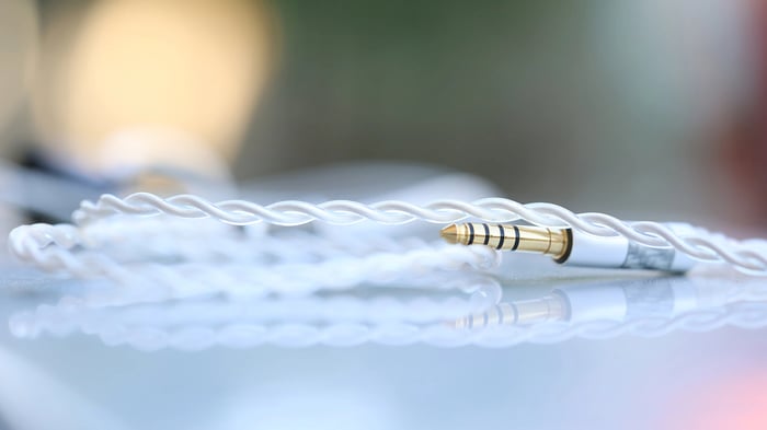 Flexible cable design for all-day comfort.