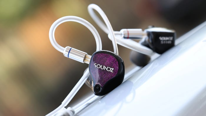 Innovative driver setup for a richly layered sound profile.