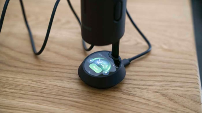 The Insta360 Wave’s elegant black cylinder with a touch screen interface