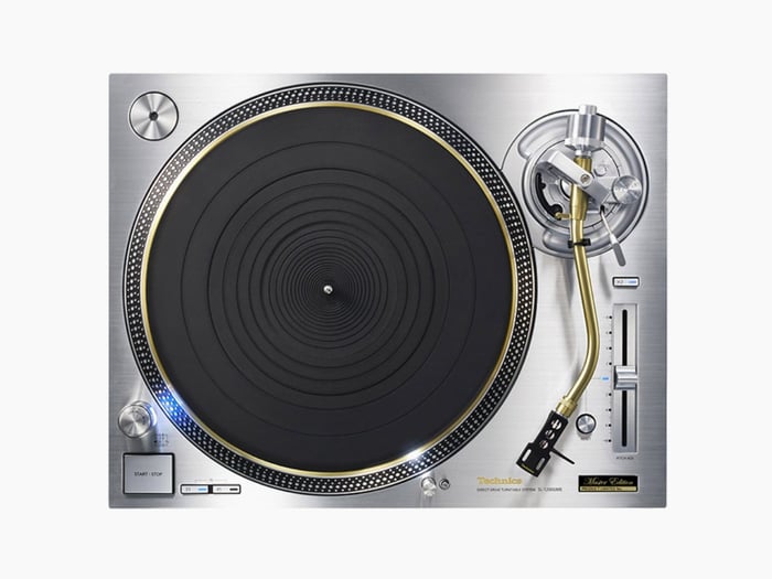 Precision engineering in every detail of the SL-1200GME's tonearm and platter.