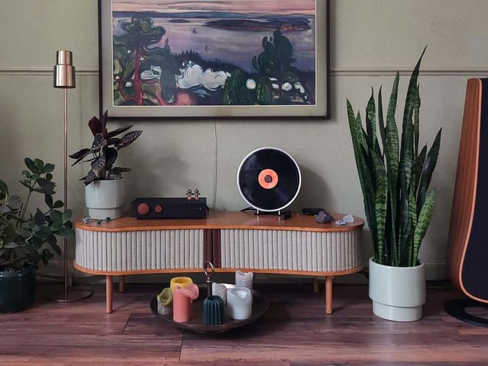 Miniot Black Wheel showcasing minimalist turntable design