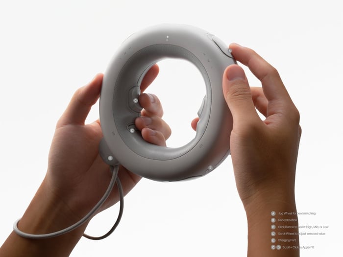 Tuno with a hand ready to operate