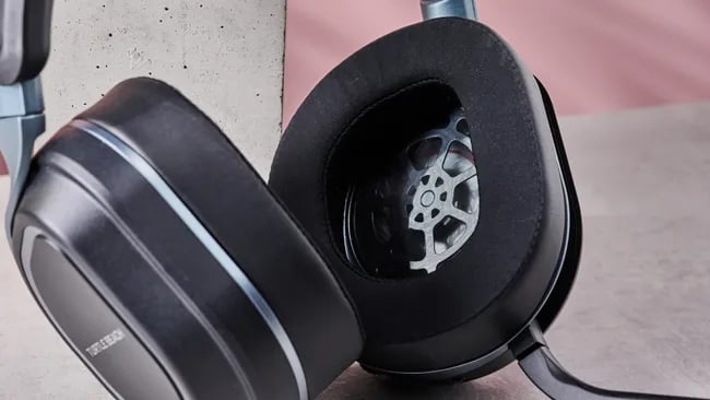 Foldable microphone and controls on Turtle Beach Stealth 700 Gen 3