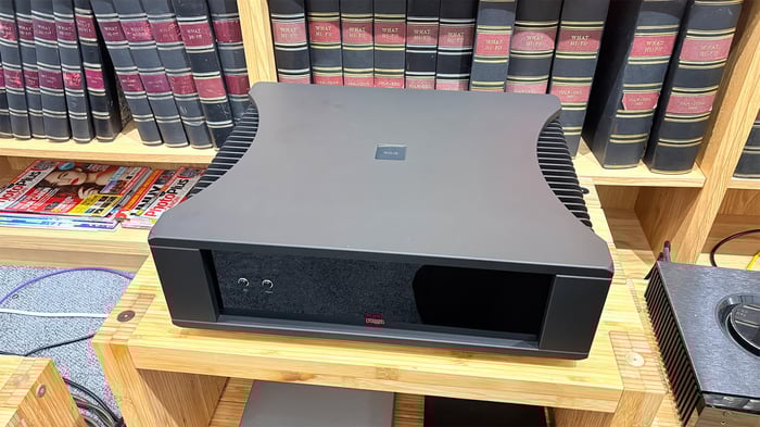 Sleek and sturdy aluminum chassis of Rega Mercury/Solis