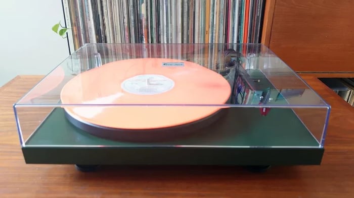 Pro-Ject Debut Carbon Evo in action