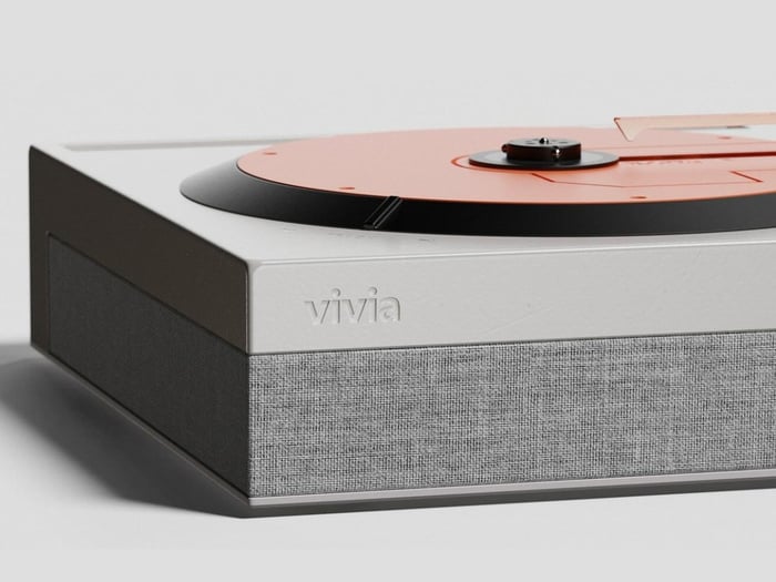 Smooth volume knob adds tactile satisfaction