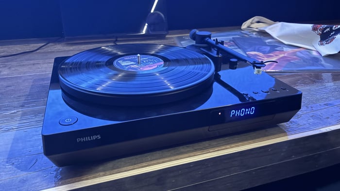 The extruded aluminum tonearm with Audio Technica cartridge promises quality playback.