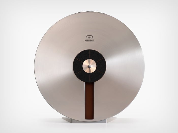 Close-up of the Miniot Wheel 3’s sleek vertical turntable design