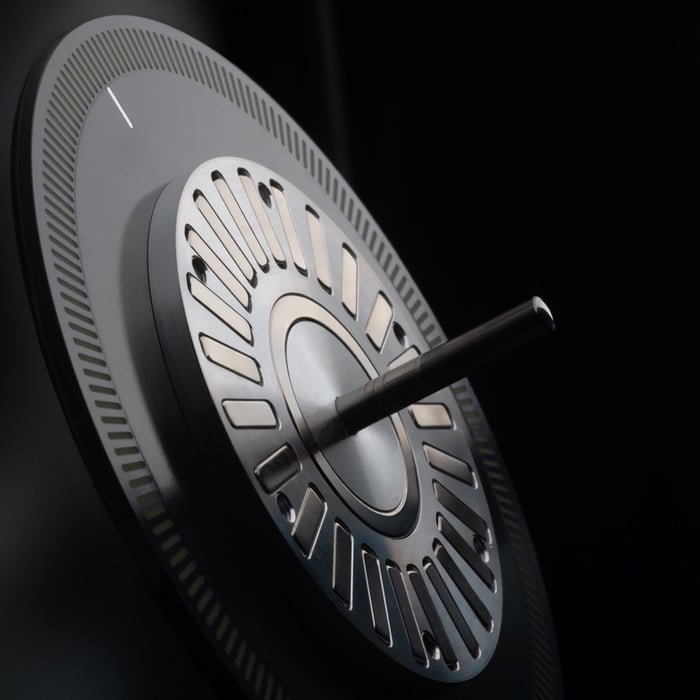 Miniot Wheel 3 turntable showcasing the elegant interplay of light and vinyl