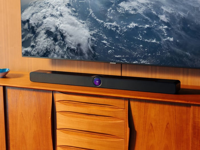 The WiiM Bar’s sleek front panel features a vibrant round touch display for direct interaction.