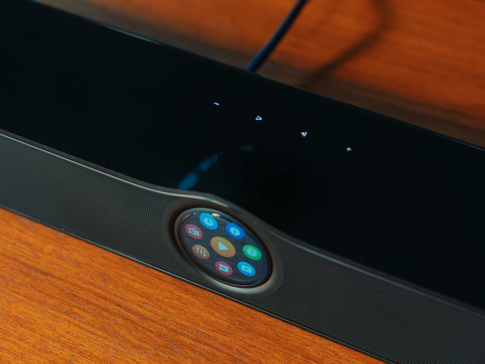 When idle, the display offers dynamic wallpapers adding a touch of personality.
