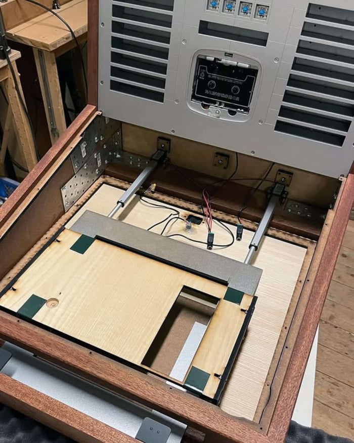 Metal and wood contrast on cabinet