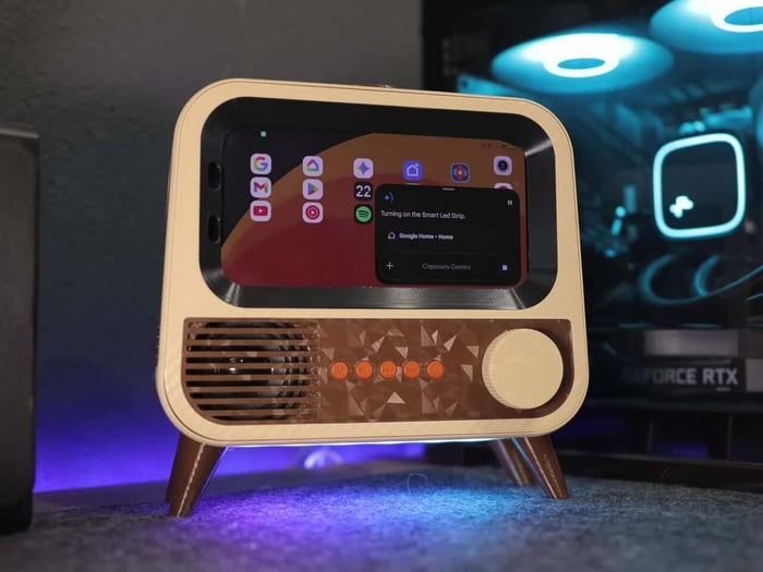 Wireless charger in retro TV case