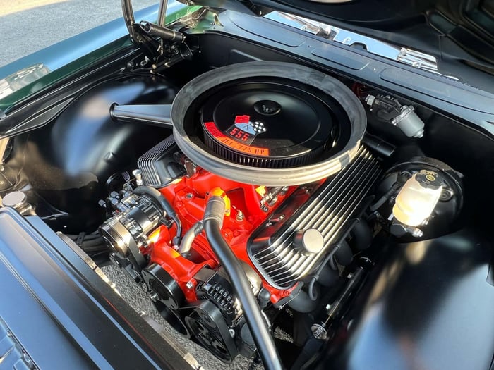 Chevelle engine bay featuring the 555 cubic-inch big-block Chevy with Holley EFI intake and 1000 CFM throttle body.