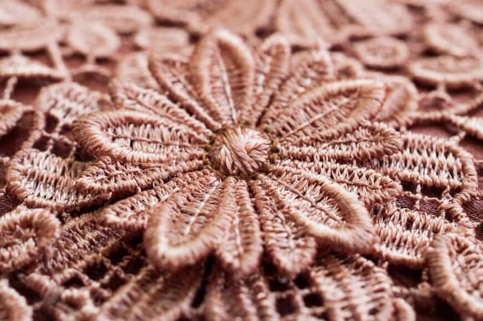 Why Quiet Luxury Lace Looks “Still—Yet Expensive”