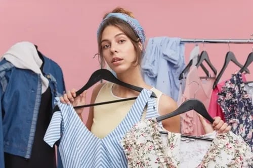 โทนสีเสื้อผ้ามีผลต่อการแต่งตัวให้ดูดี แค่แมชท์เสื้อผ้าให้เข้ากันอย่างเดียวก็คงไม่พอ เพราะนอกจากจะต้องดูว่าเสื้อผ้าที่เลือกนั้นไปด้วยกันรึเปล่าเราควรต้องดูผิวเราด้วยว่าสีนี้เหมาะสมหรือไม่