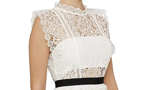 ผ้าลูกไม้เคมี (เรียกว่าลูกไม้ Schiffli) เป็นรูปแบบของลูกไม้ทำเครื่อง วิธีการทำลูกไม้นี้ทำโดยการถักลวดลายบนผ้าสักการะที่ได้รับการรักษาทางเคมีเพื่อสลายตัวหลังจากการสร้างลวดลาย โดยการนำเครื่องจักรของ Schiffli เข้ามาใช้ในปลายศตวรรษที่ 19 ก่อนหน้านั้นมีการใช้เครื่องปักที่เรียกว่า Swiss hand machine ในการทำผ้าลูกไม้เคมีและผ้าปัก