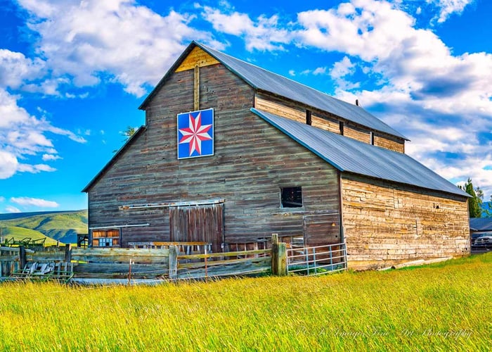 Eight Pointed Star Quilt Block Barn