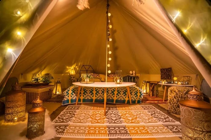 Pogled na razkošen glamping v prostornem šotoru.