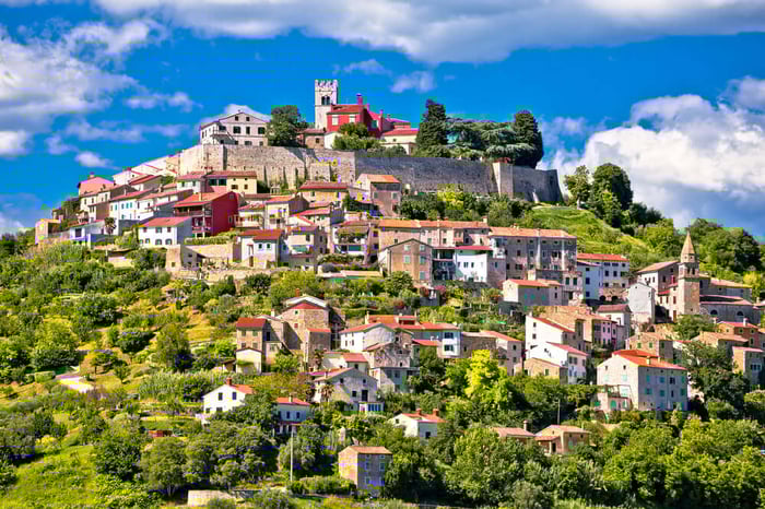 Pogled na mesto Motovun, kjer se vsako leto odvija filmski festival.