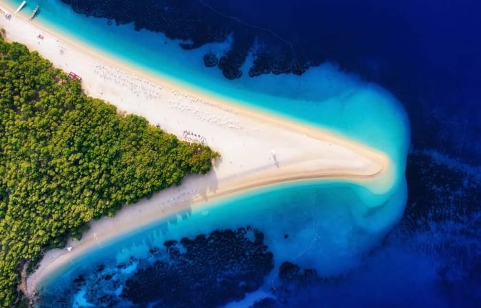 Pogled na čudoviti Zlatni rt - dopust na Hrvaškem.