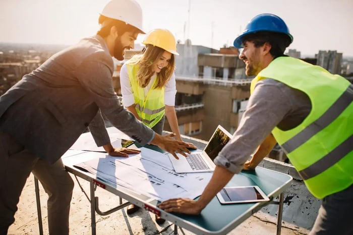 Free Construction Project Management Certification: Visual representation of construction workers on a rooftop.