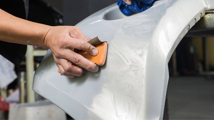 Como reparar um para-choques danificado?