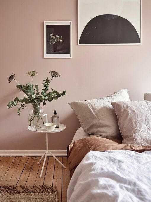 Warm_glow_ambience_cozy_bedroom