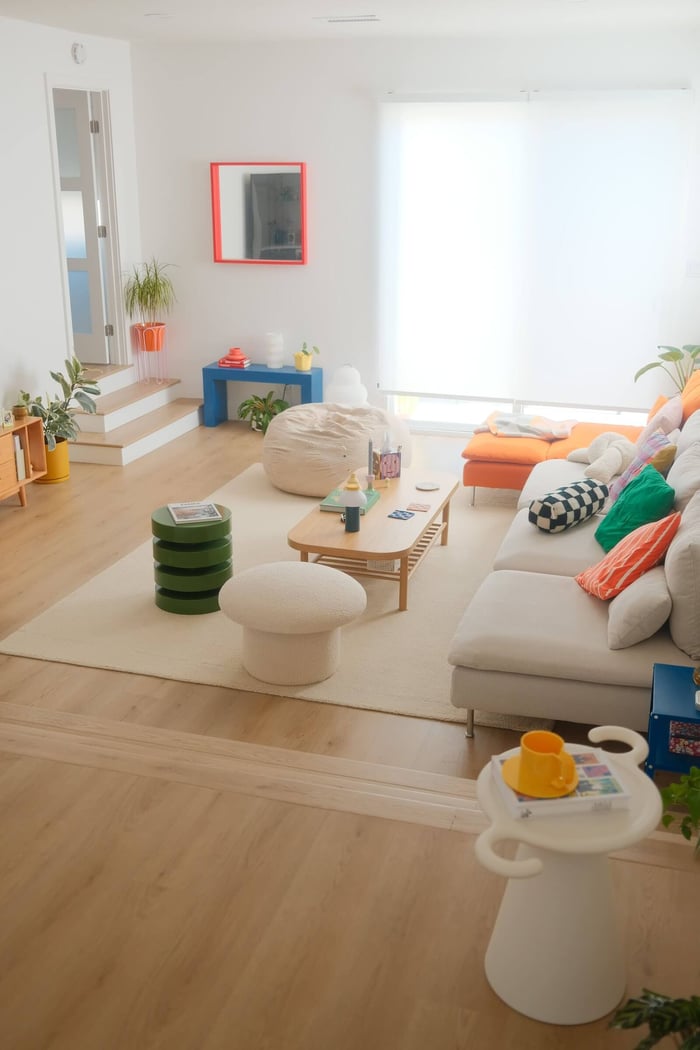 cozy-and-colorful-ambient-living-room