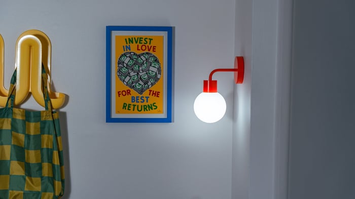 Renter friendly rechargeable wall sconce that's rechargeable and easy to use