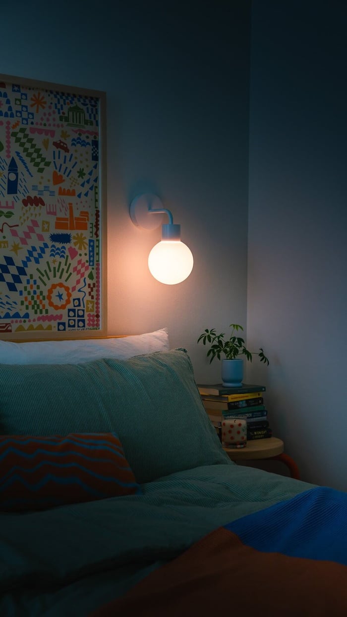 Rechargeable wall sconce that doesn't require any tools to install. Warm lighting.