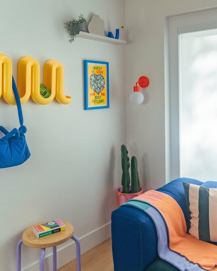 apartment-decor-stick-on-wall-sconce