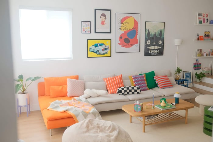 living room featuring different renter-friendly home decor