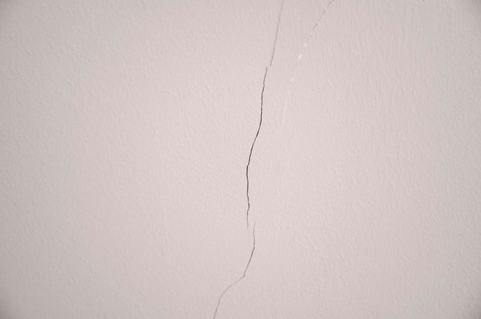 apartment-plaster-wall-with-cracks