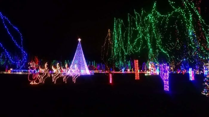 Kiwanis Holiday lights at Sibley Park in Mankato - a scenic drive in Minnesota for Christmas!