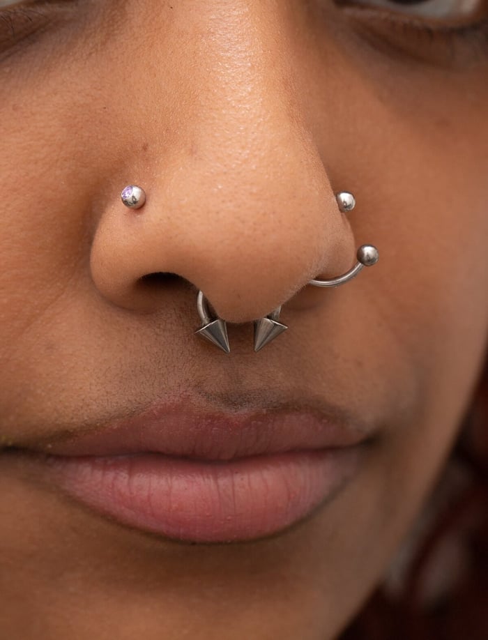 Nostrilpiercing mit Septumpiercing Nahaufnahme gepierct von RoyalSkin Berlin