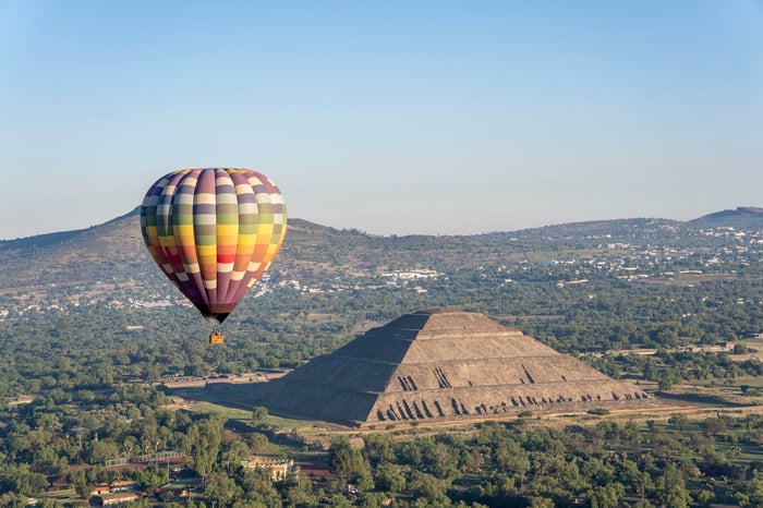 Air air baloon flies over Teotihuacán