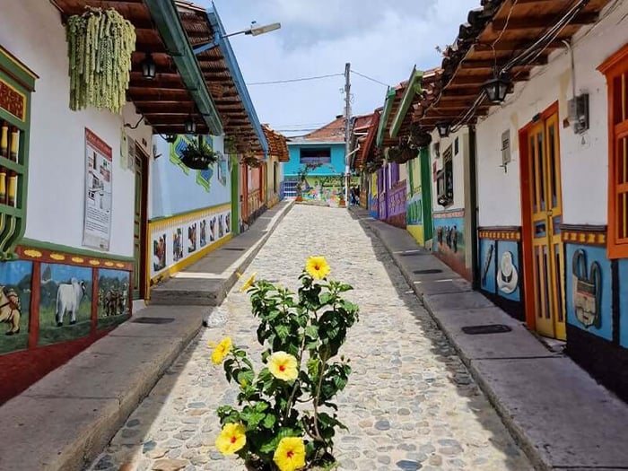 Colourful colonial houses with zócalos on a cobblestone street in Guatapé