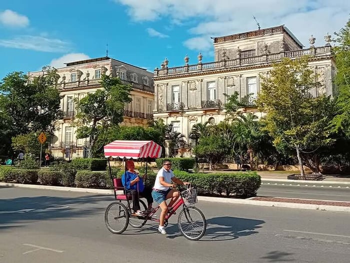 Paseo de Montejo with the backdrop of Casas Gemelas in Mérida