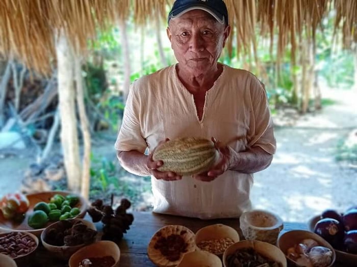 Local presenting the variety of vegetables and spices found in Yucatán