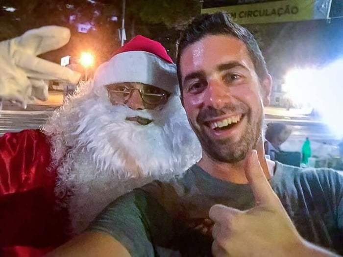 Lewis meets ‘Papai Noel’ on Christmas Eve in Rio!