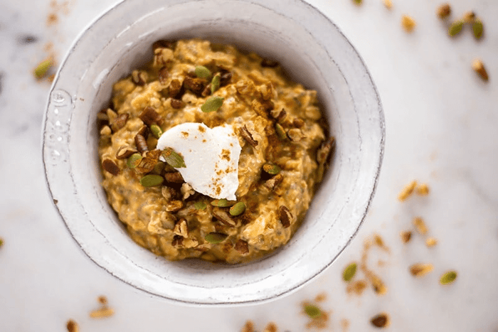 A image of the finished and plated version of pumpkin pie overnight oats