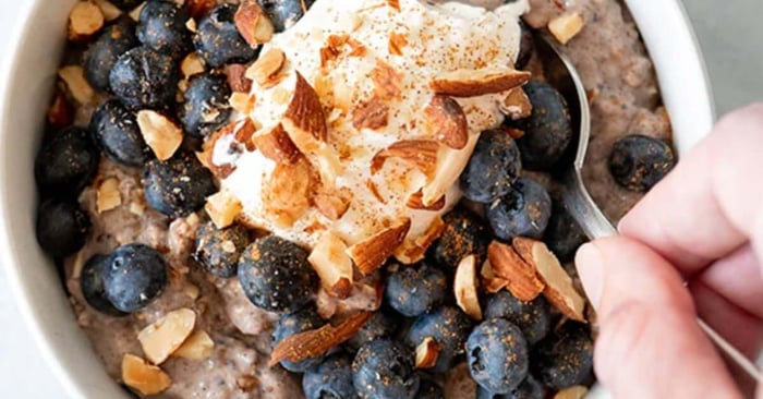 Blueberry crisp overnight oats finished version for the featured image.