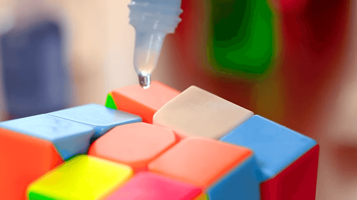 Application of lubricant from a dropper bottle on a 3x3