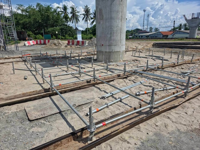 ภาพอุปกรณ์ Jack Base หรือขาปรับระดับนั่งร้านที่กำลังติดตั้ง
