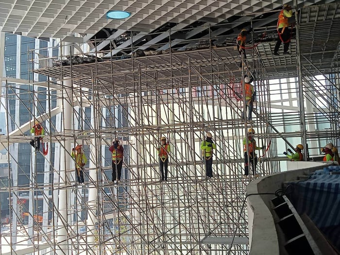 ควรจ้างผู้รับเหมามืออาชีพประกอบติดตั้งนั่งร้านหรือจะทำเองดีกว่า ?