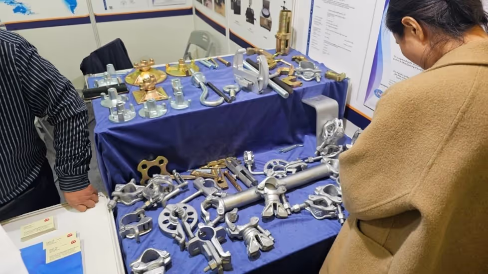 อุปกรณ์และชิ้นส่วนนั่งร้านและแบบหล่อ