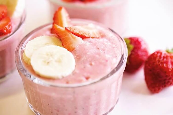 Pudding banane et fraises aux graines de chanvre