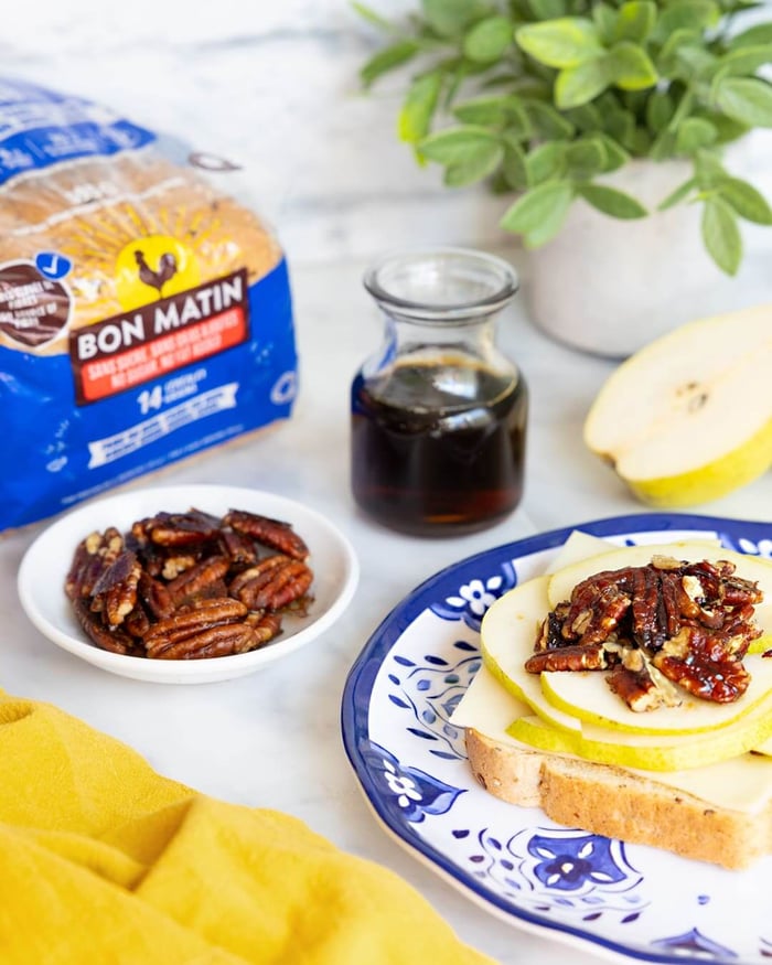 Toast poire, fromage suisse et noix caramélisées