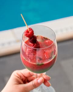 Matcha glacé pêches et framboises